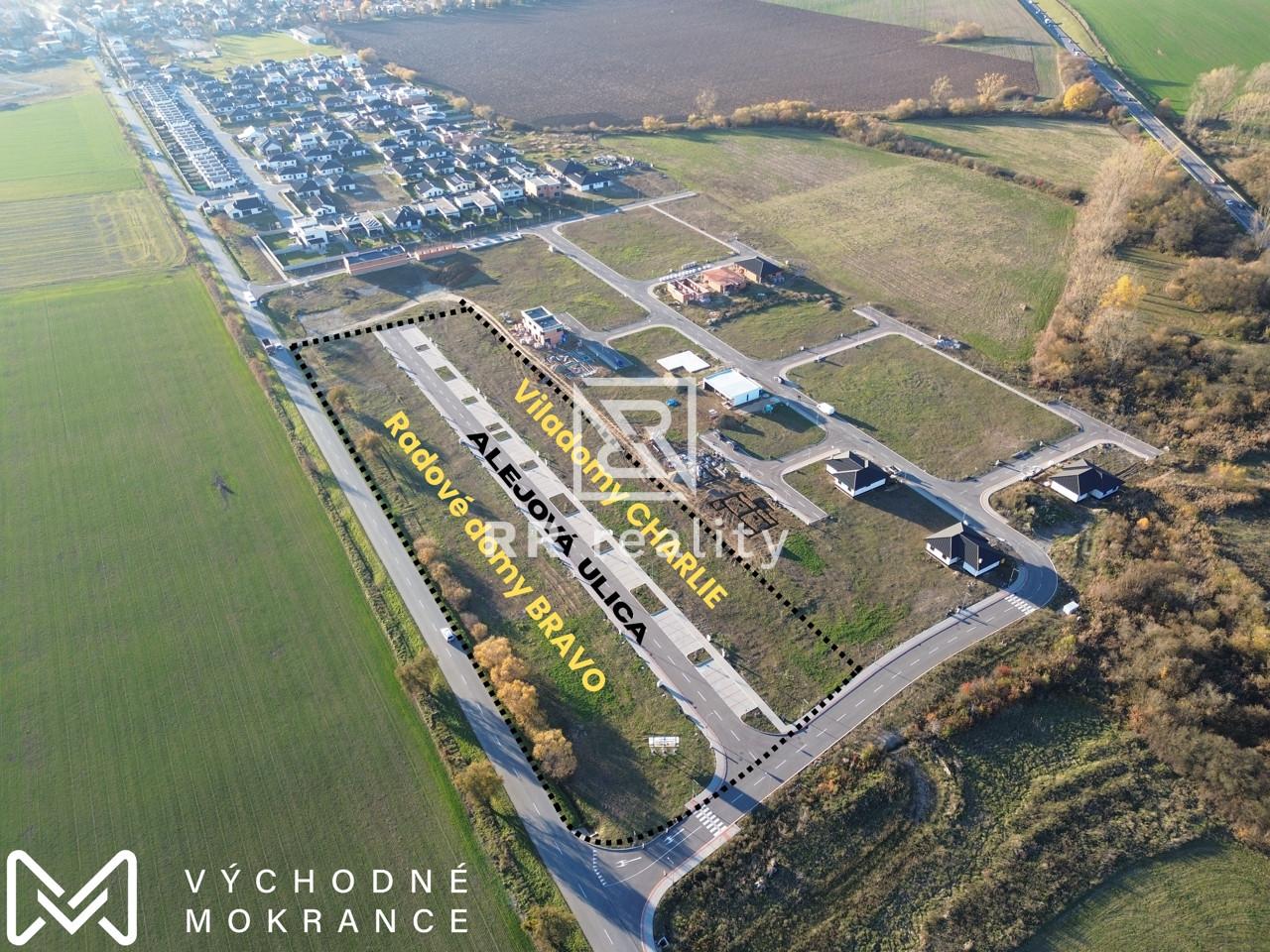 Pozemky so stavebným povolením pre 20 radoviek a 30 bytov