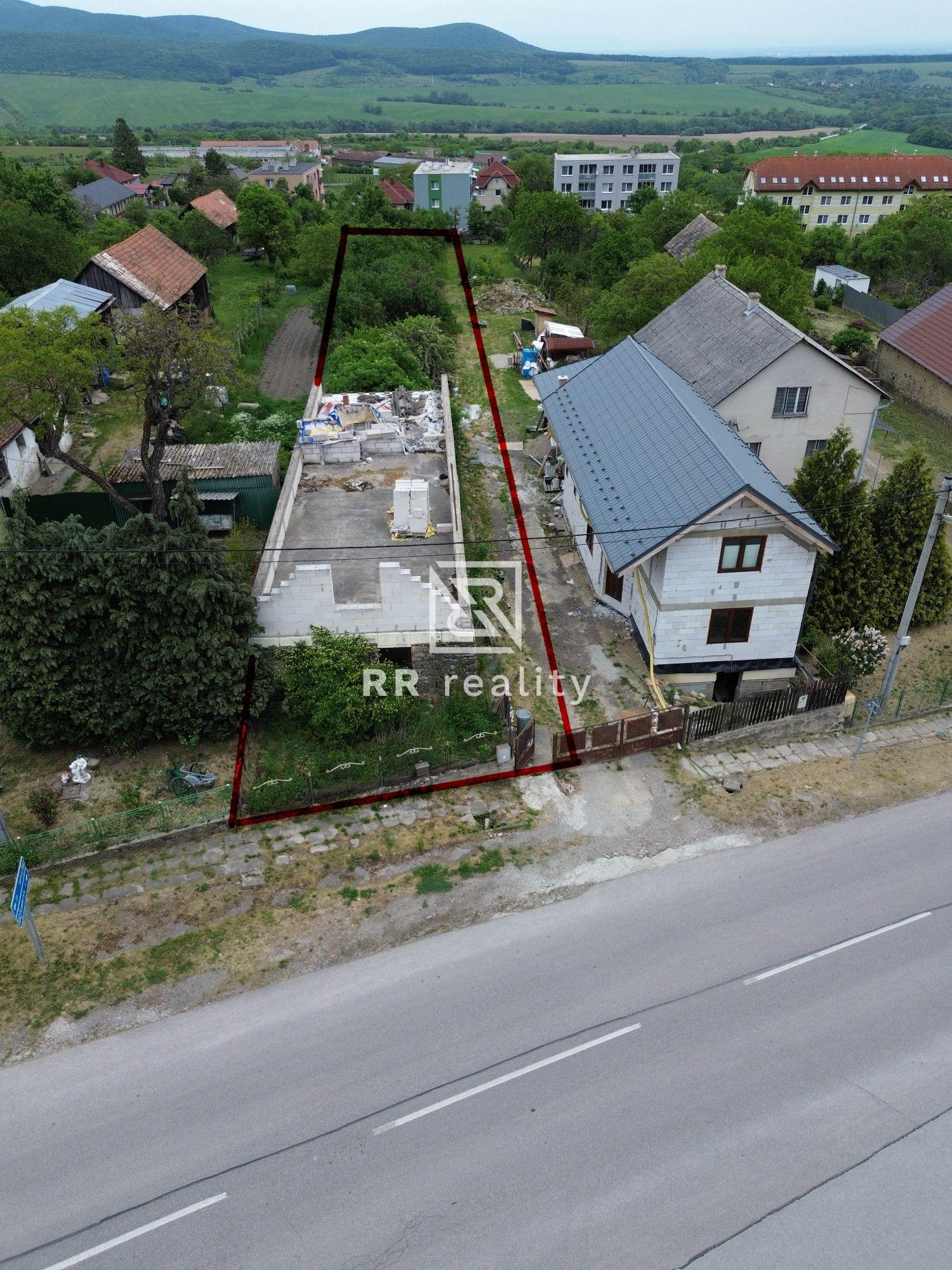 Slanec - stavebný pozemok 1509m2 so starým domom