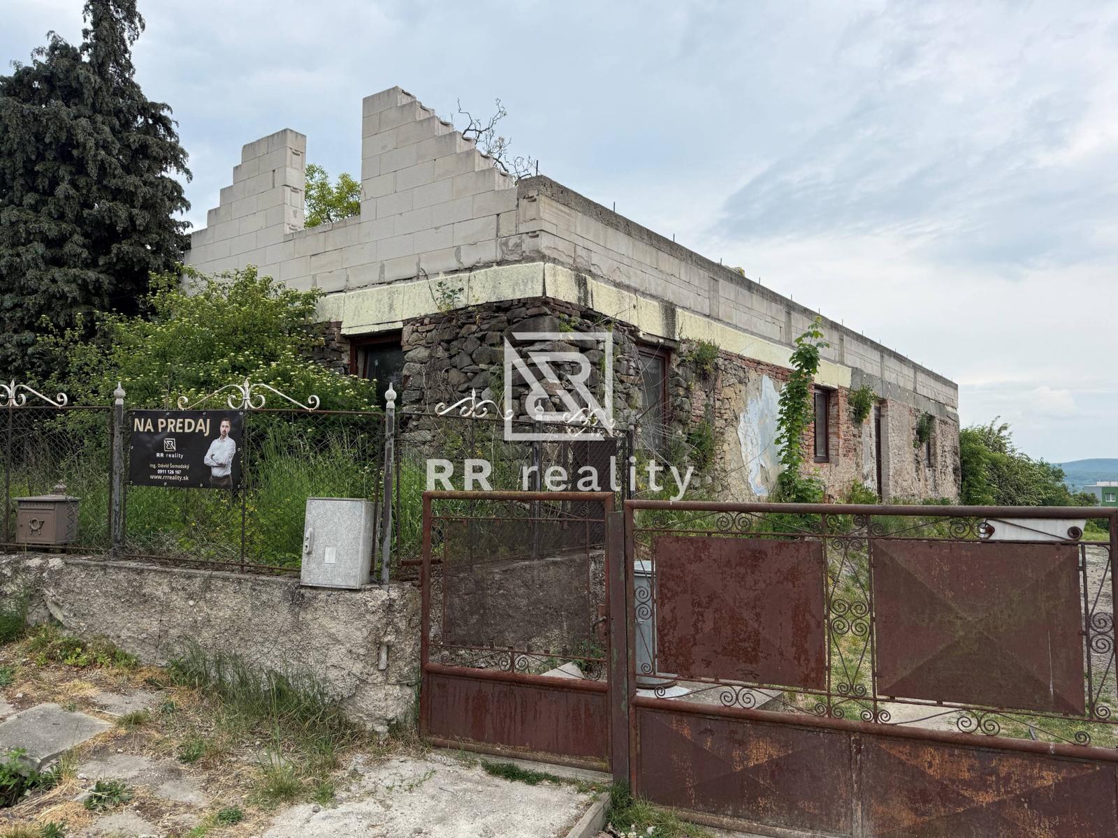 Slanec - dom v pôvodnom stave s nedokončenou rekonštrukciou