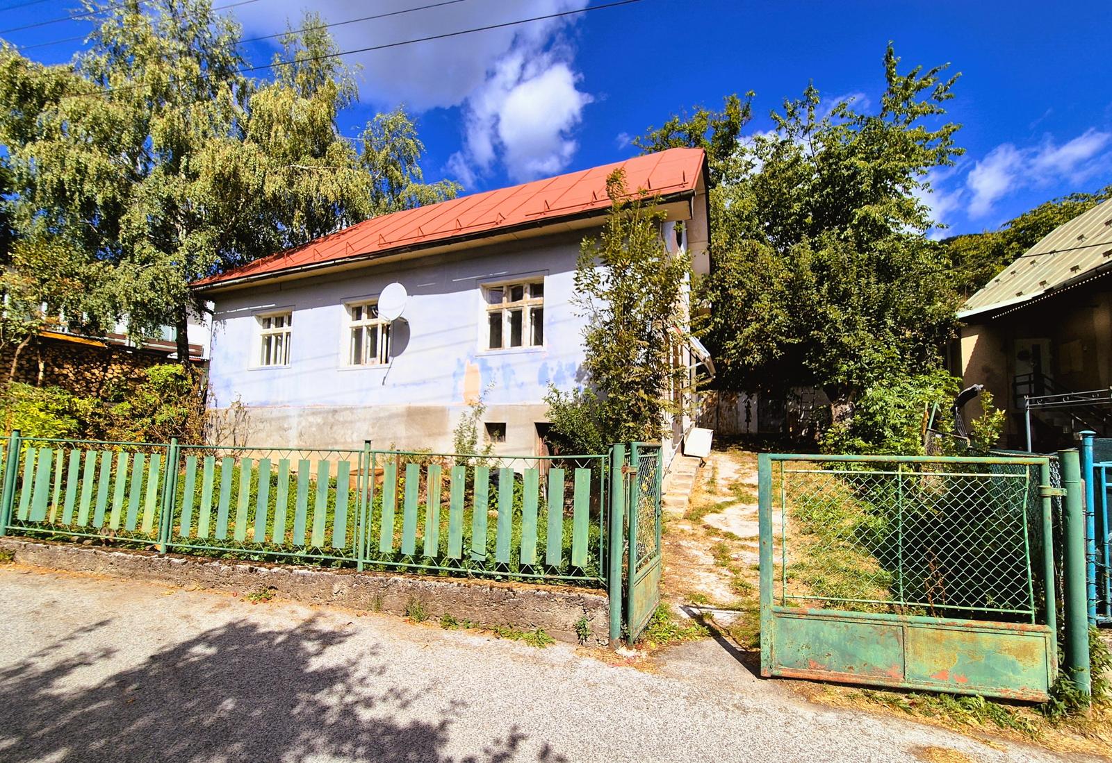REZERVOVANÉ. Rodinný dom so slnečnou záhradou len 6 min. od Ban. Bystrice