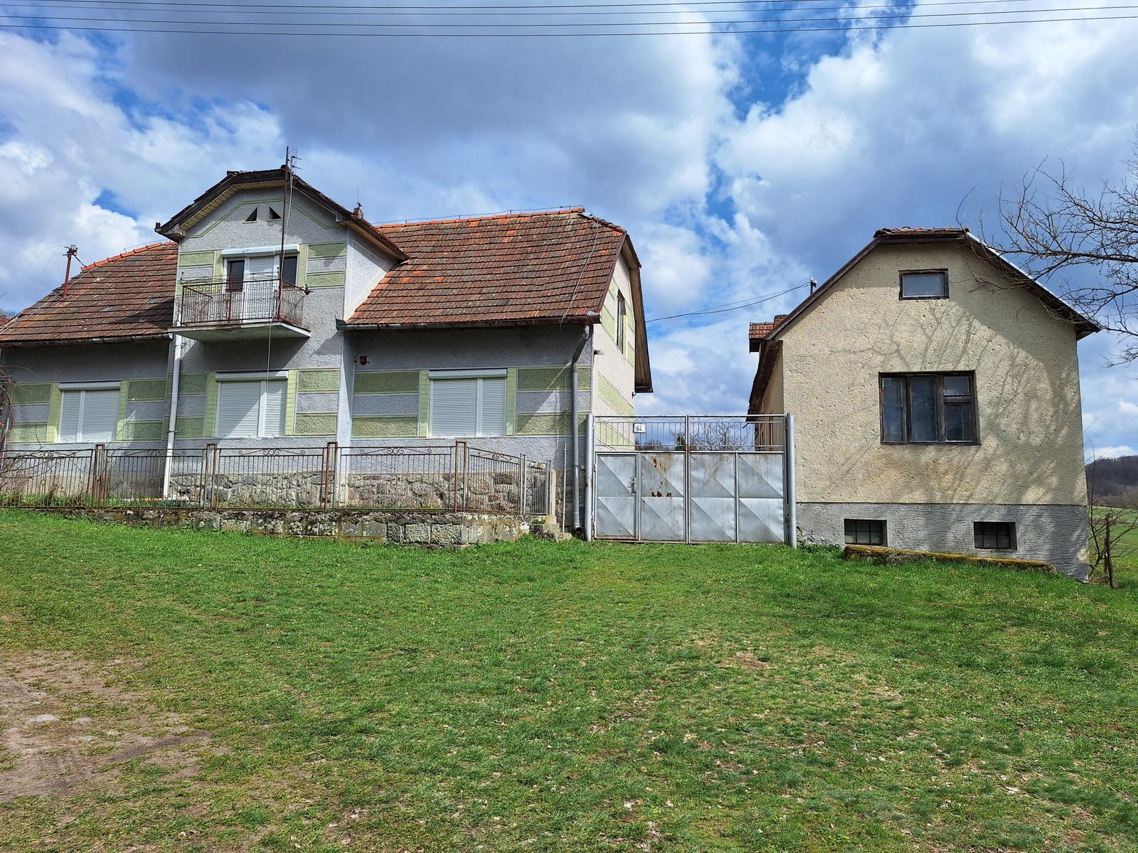 Ponúkame na predaj dva domy s veľkým pozemkom v obci Krnišov