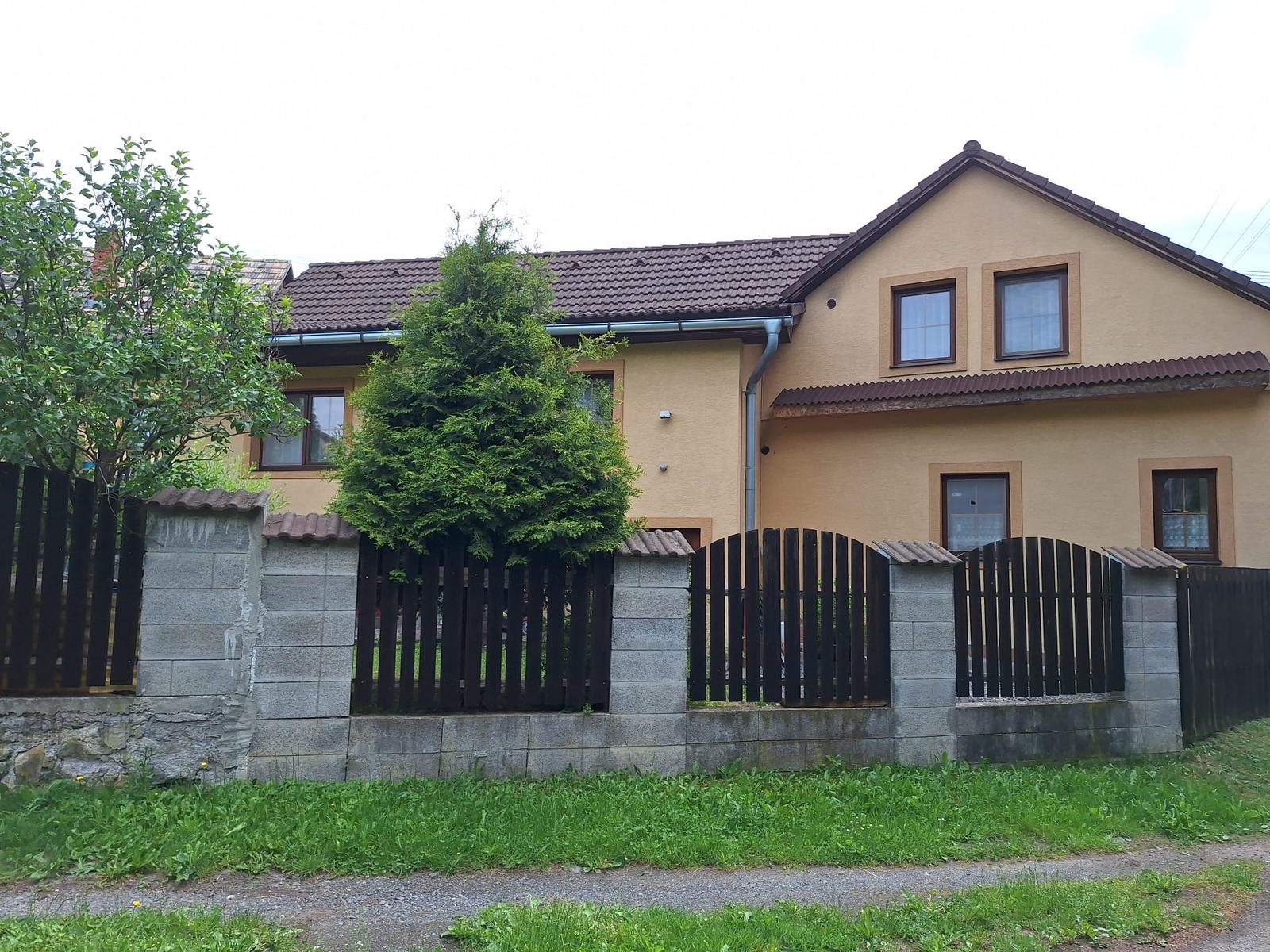 Kompletne zrekonštruovaný rodinný dom s hosťovskou chalupou a čarovnou záhradou – Podzámčok - Výrazne znížená cena o 40.000 Eur