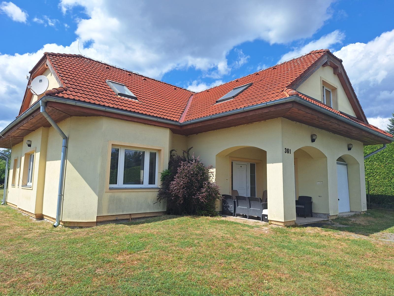 Priestranne riešený rodinný dom s garážou a veľkolepým pozemkom v Detve – Skliarovo