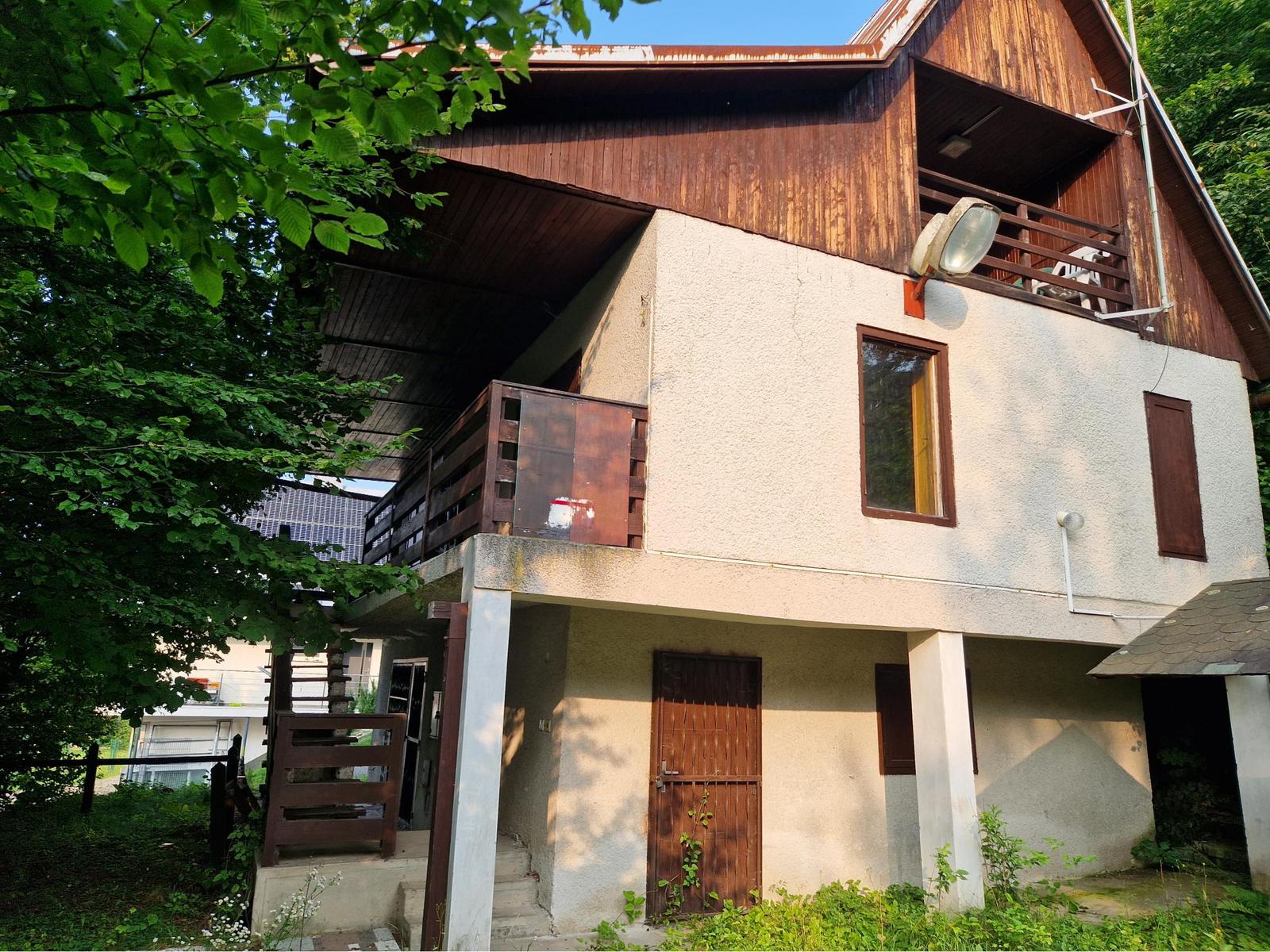 Znižená  cena o 20.000 Eur !!! Nová ponuka väčšej rekreačnej chaty v tesnej blízkosti priehrady Môťová a kúpaliska Orlík. Tel 0905119200