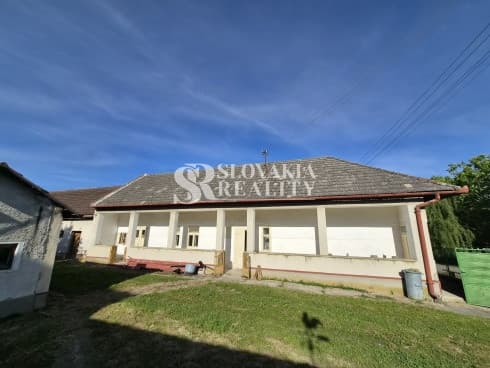 REZERVOVANÝ!! Výnimočný dom s vysokými stropmi a záhradou – fotka 2