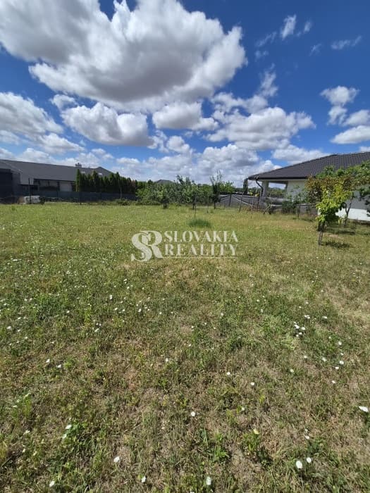 STAVEBNÝ POZEMOK 514 m²- všetky IS | Malé Chyndice