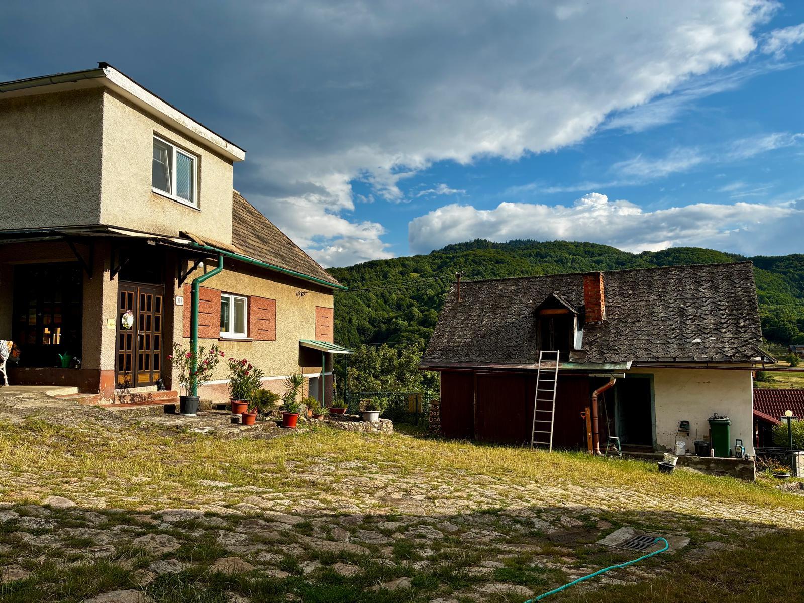 Na predaj rodinný dom s veľkým pozemkom – Vyhne, časť Peserany - REZERVOVANÉ
