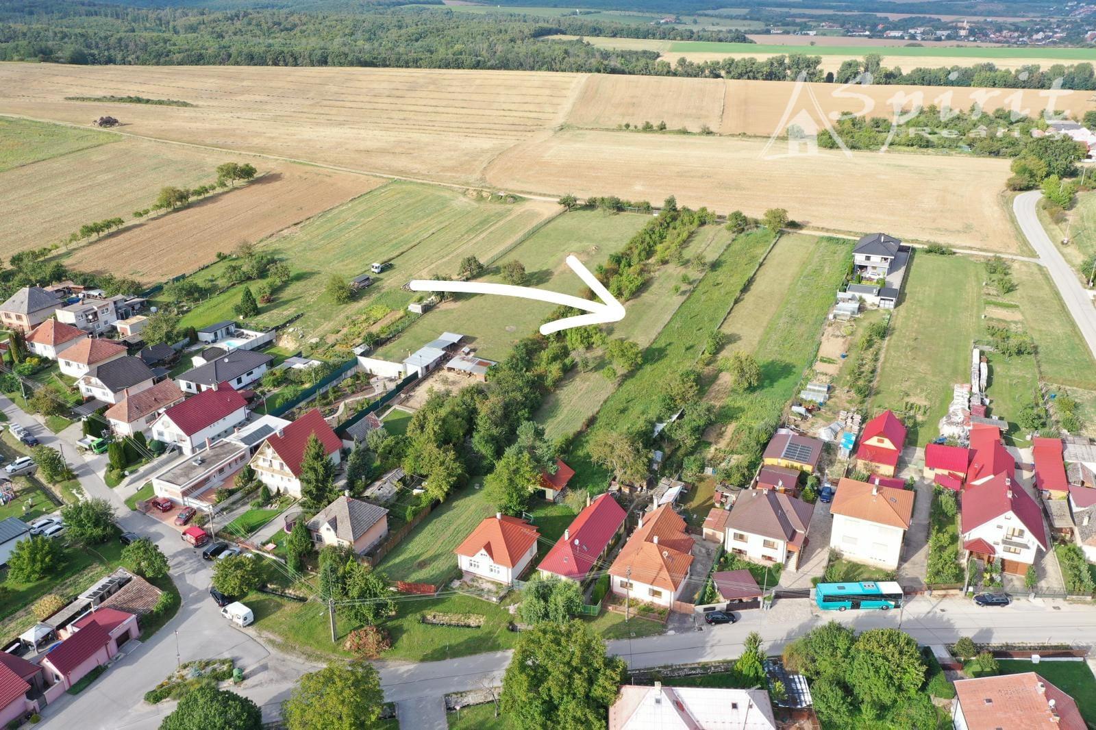 Priestranný stavebný pozemok 2201 m² – ideálny na dom aj veľkú záhradu – fotka 2