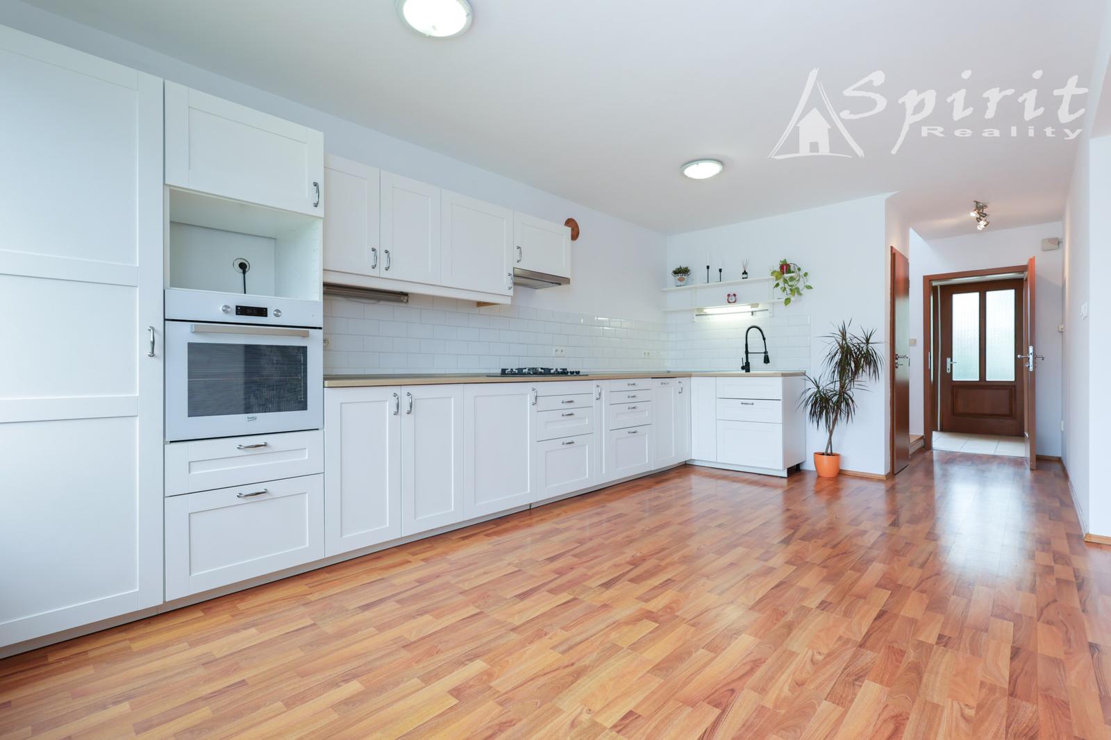 4izb. Rodinný dom s veľkorysým pozemkom 1 081 m², garážou a záhradou – Janovce pri Galante