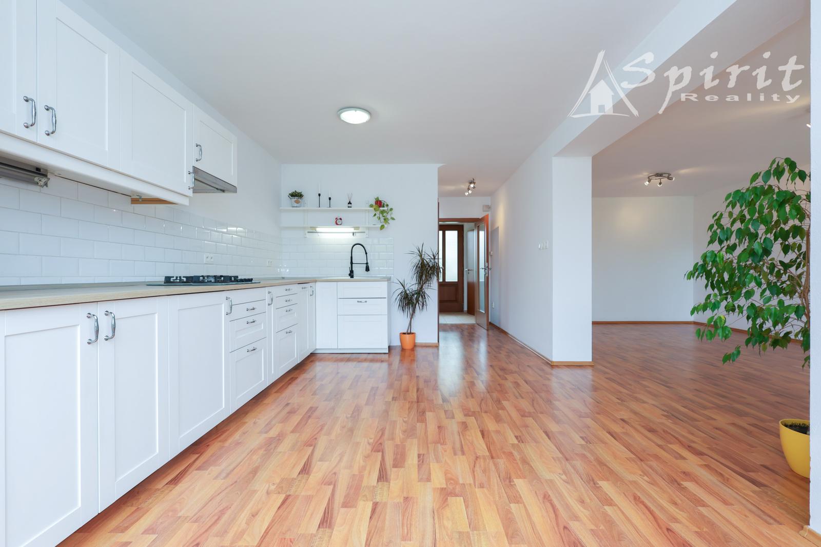 4izb. Rodinný dom s veľkorysým pozemkom 1 081 m², garážou a záhradou – Janovce pri Galante – fotka 2