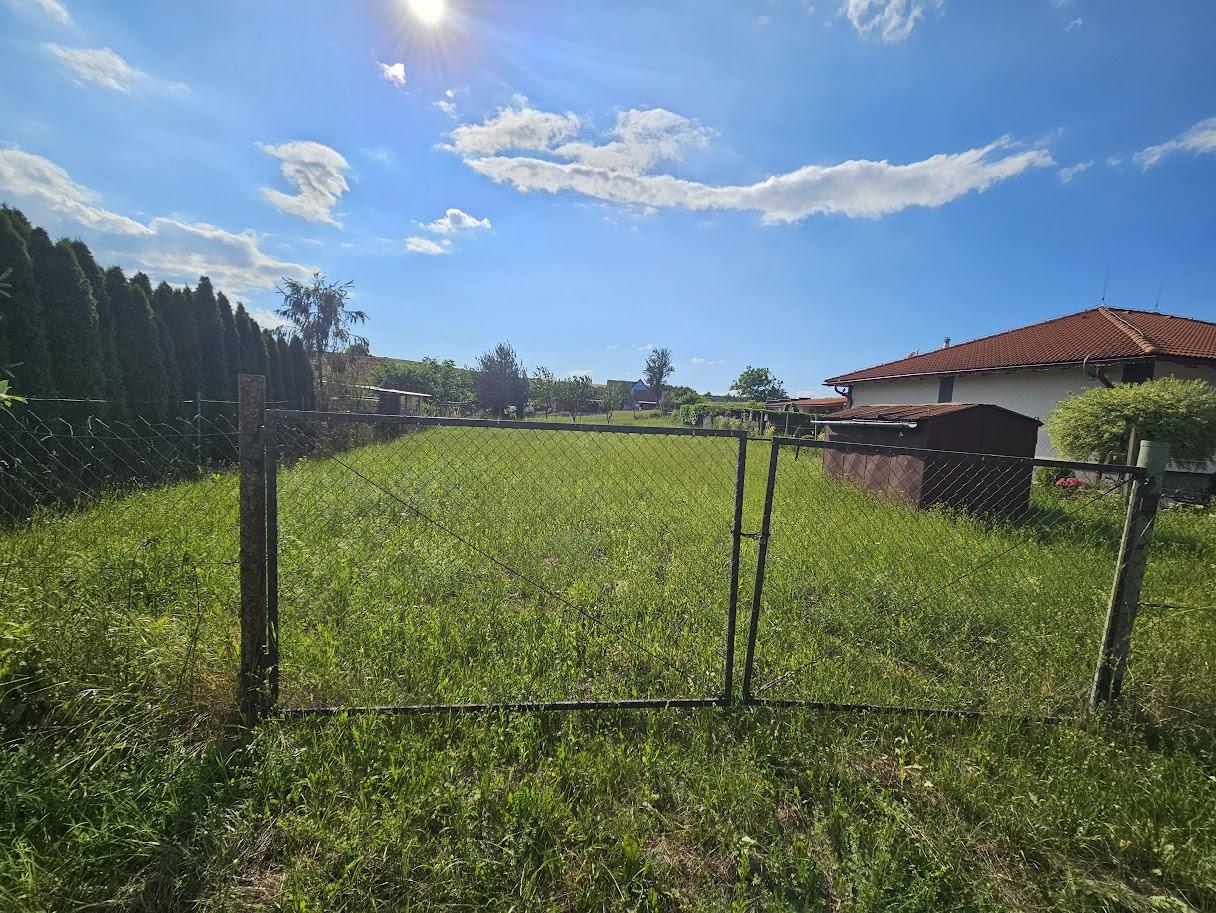 Stavebný rovinatý pozemok v lone prírody 912m2, 15 min. od KE