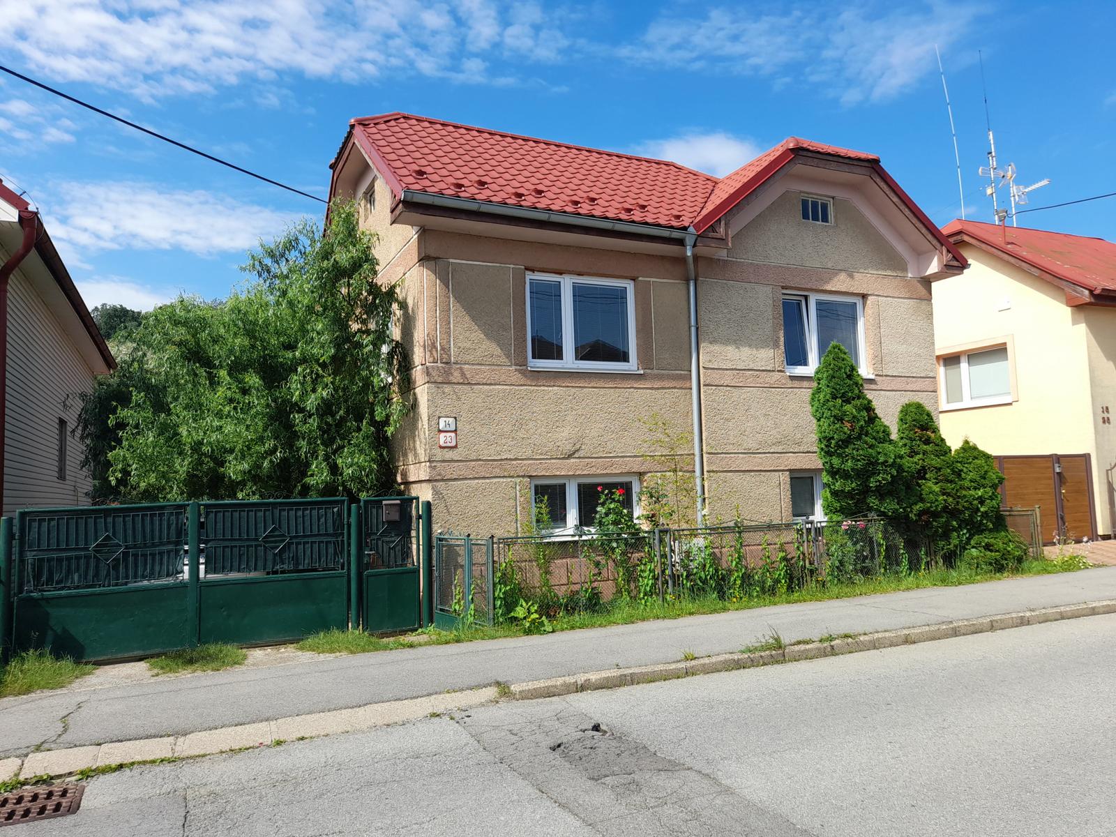 REZERVOVANÉ hľadáte dokonalý rodinný prístav? 5-izbový tehlový dom s obrovským pozemkom v Myslave!