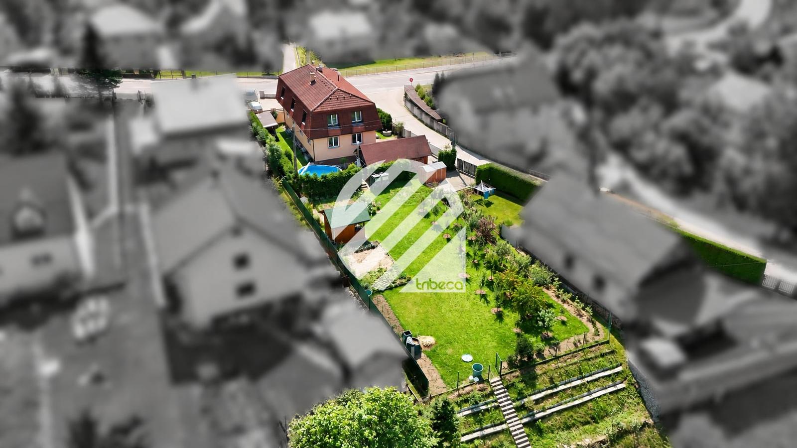 Nová cena! Dom, ktorý môže zarábať: 2 byty+dielňa+garáž+pozemok 1276 m2 v Čiernom-Trojmedzie.