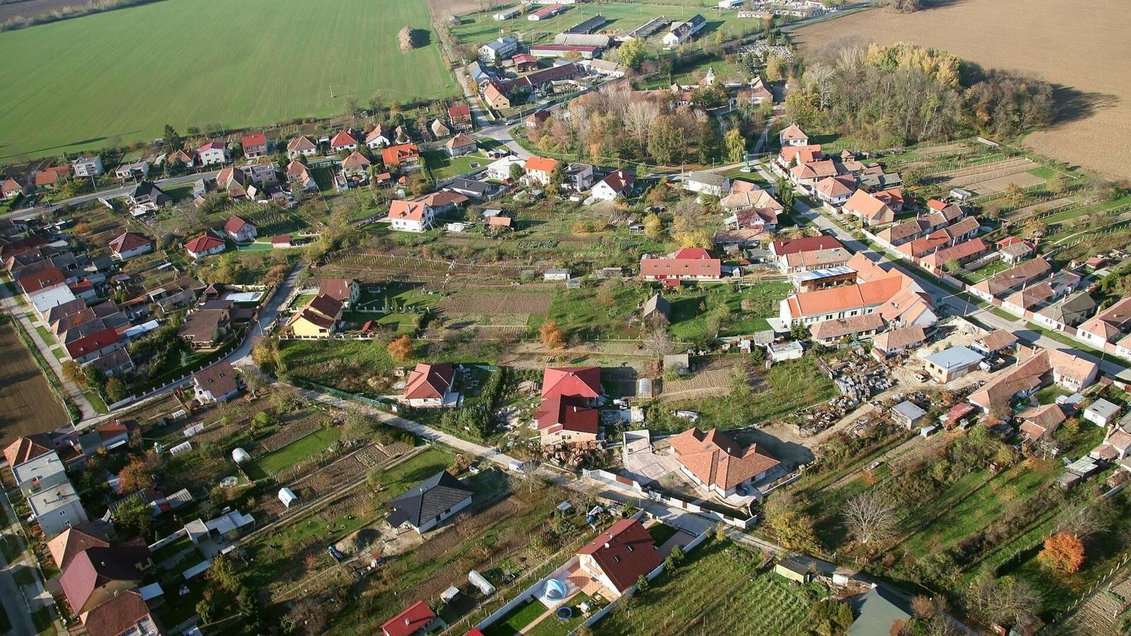 Na predaj stavebný pozemok v obci Horné Zelenice v okrese Hlohovec – fotka 2