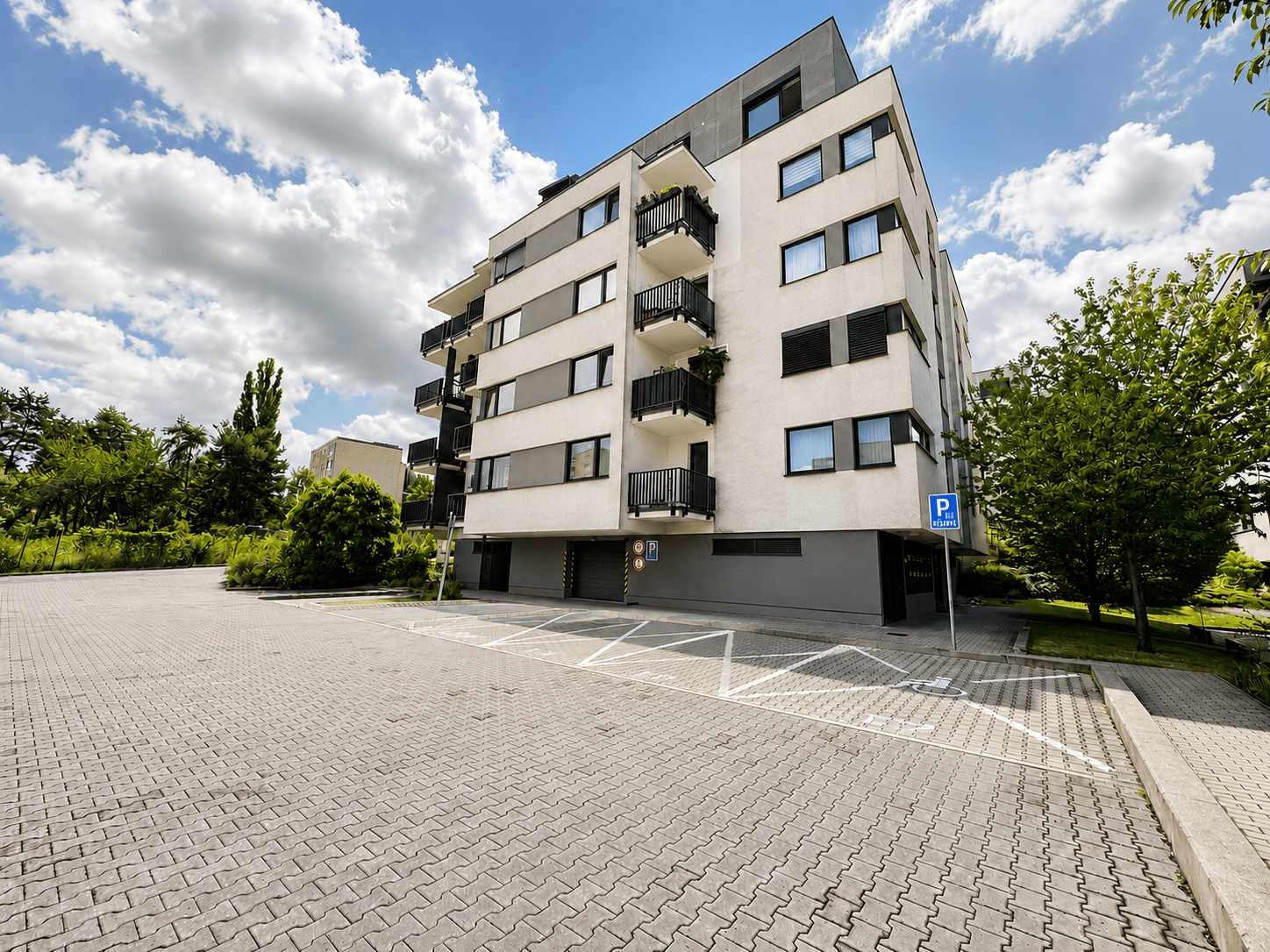 REZERVOVANÝ Veľkorysý penthouse s terasou a jacuzzi, 2 garážové státia.