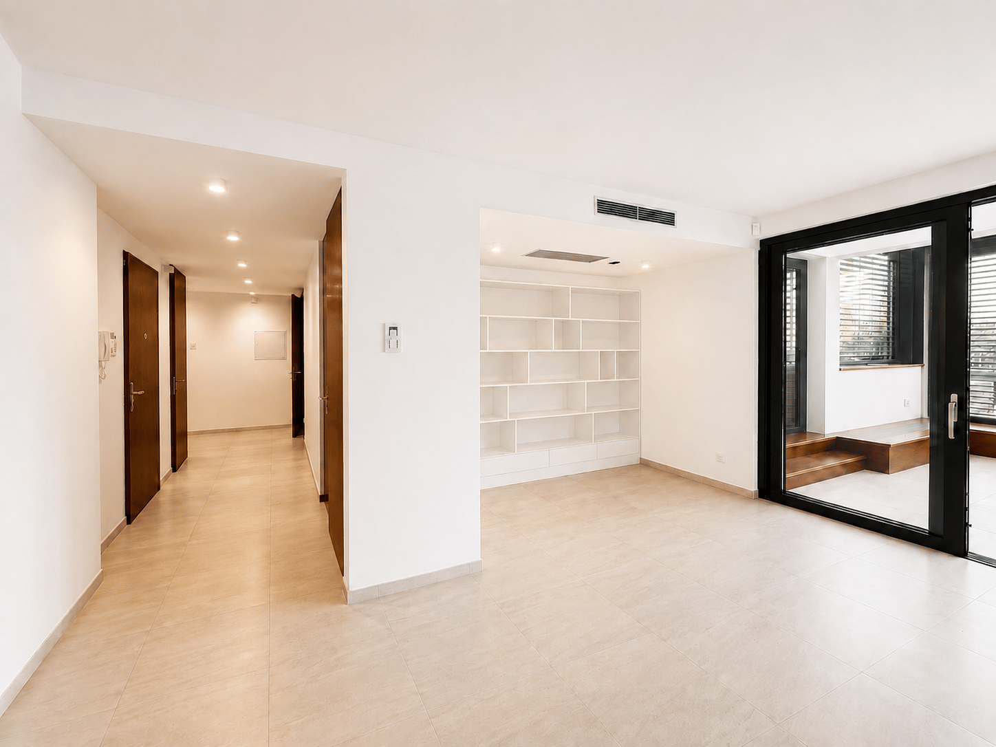 REZERVOVANÝ Veľkorysý penthouse s terasou a jacuzzi, 2 garážové státia. – fotka 2