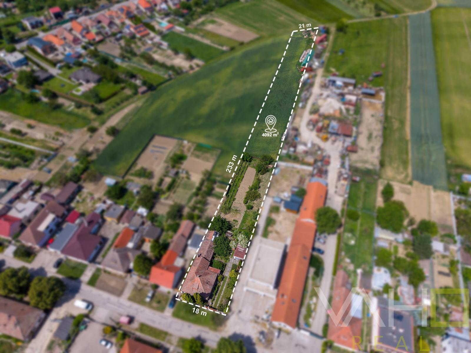 Exkluzívne!!! Na predaj veľkorysý slnečný stavebný pozemok výmera až 4092m2, šírka 18m, Šúrovce, – fotka 2