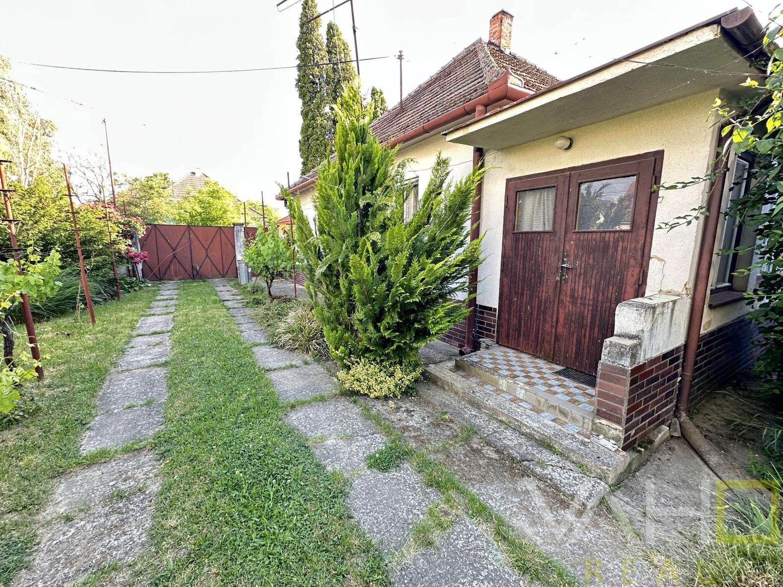 Rezervované!!! Na predaj RD s veľkým stavebným pozemkom výmera 1446m2, šírka 18m, Šúrovce, možnosť dokúpiť ďalšie priľahlé pozemky – fotka 2