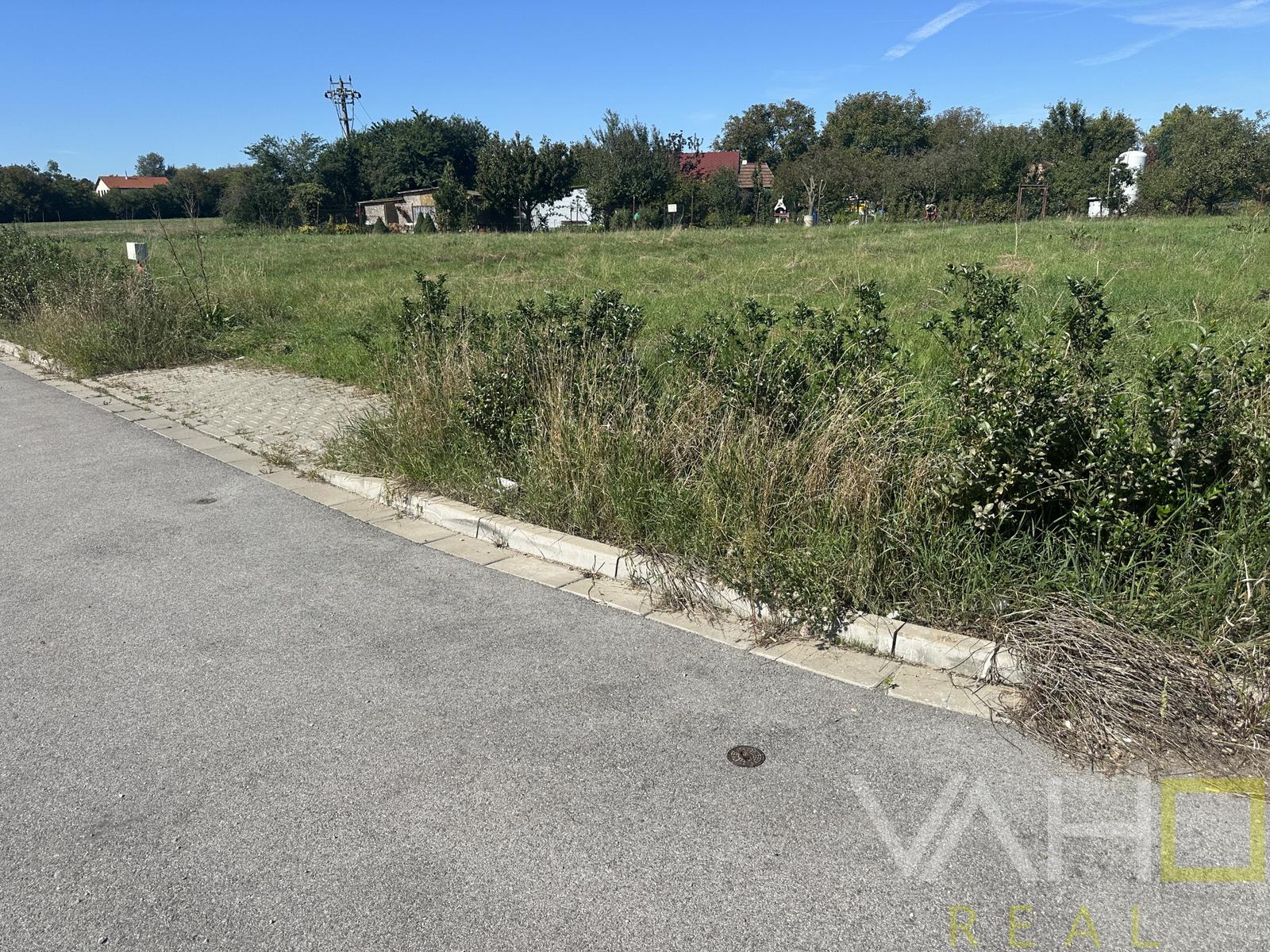 NA PREDAJ STAVEBNÝ POZEMOK Kamenný mlyn, 748m2, všetky IS