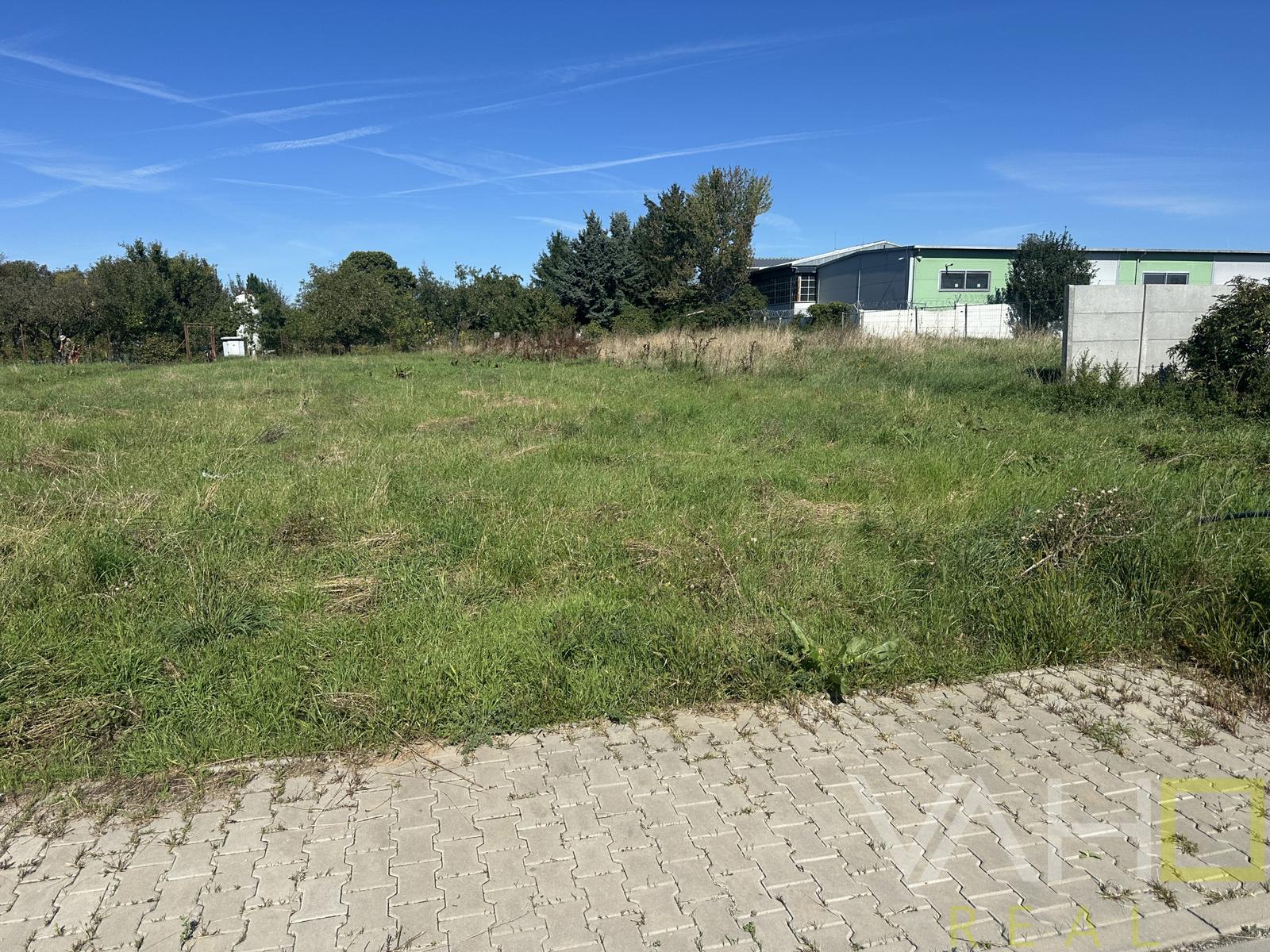 NA PREDAJ STAVEBNÝ POZEMOK Kamenný mlyn, 748m2, všetky IS – fotka 2