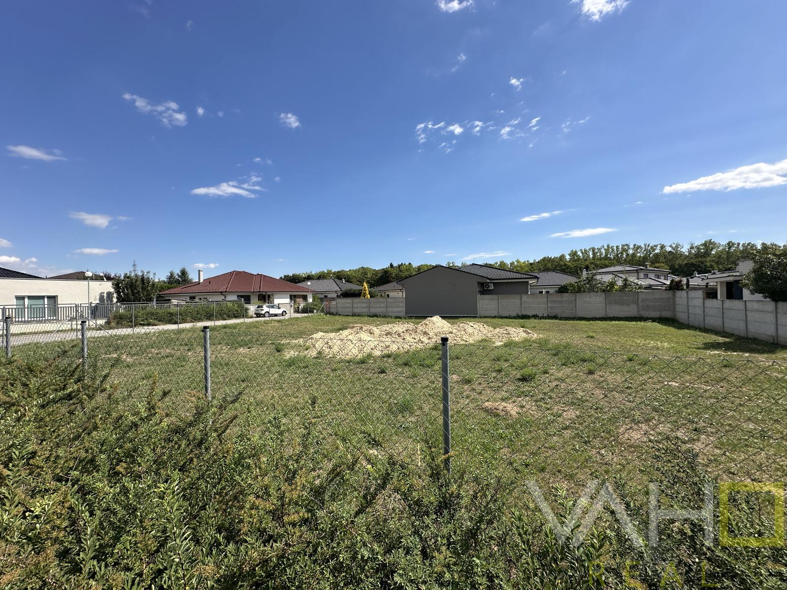 NA PREDAJ STAVEBNÝ POZEMOK Kamenný mlyn, 860m2, všetky IS – fotka 2