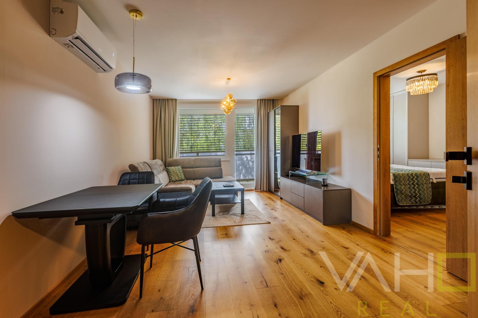 !REZERVOVANÉ!KOMPLETNE ZREKONŠTRUOVANÝ 2 izb. byt, výmera 52,77m2, loggia, ul. G. Goliána