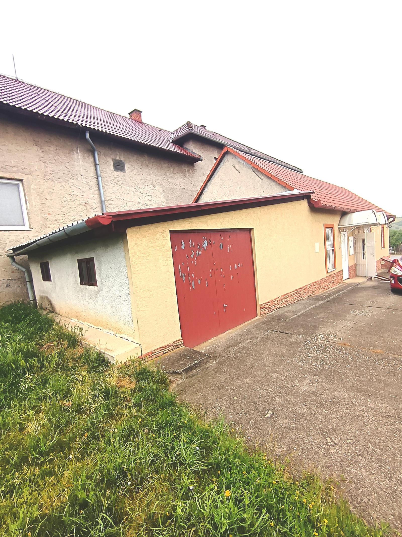 Na predaj podnikateľská budova v Hosticiach, okr. Rimavská Sobota – fotka 2