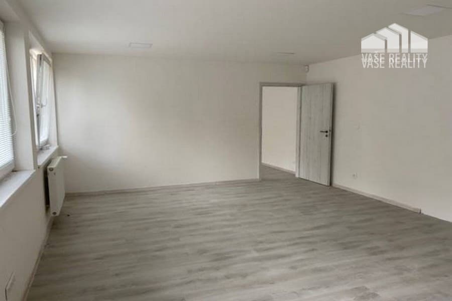 Kancelárske a prevádzkové priestory- Dubnica nad Váhom (52 m2, 104 m2)
