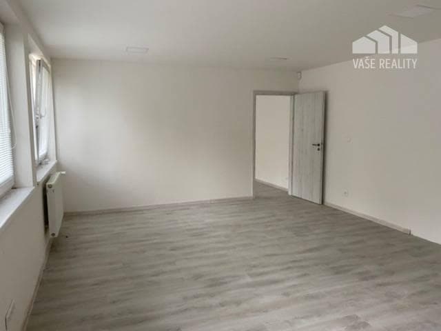 Kancelárske a prevádzkové priestory- Dubnica nad Váhom (52 m2, 104 m2) – fotka 2