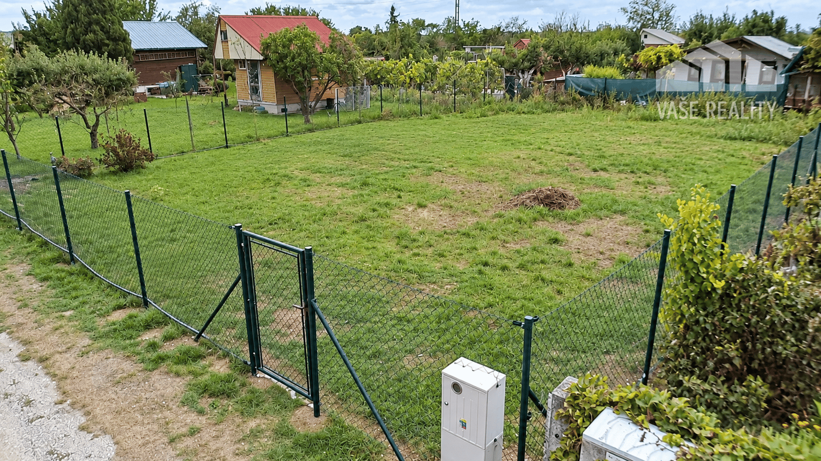 Predaj pozemku 401 m² v záhradkárskej oblasti – Drahovce Hať, Siete: Elektrina, voda, žumpa