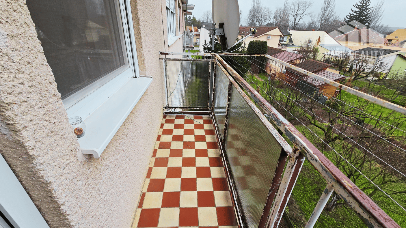 ***Takéto byty sa zvyčajne dedia, nie predávajú*** 3-izbový byt s balkónom, záhradou a garážou – Sadová ulica, Piešťany – fotka 2