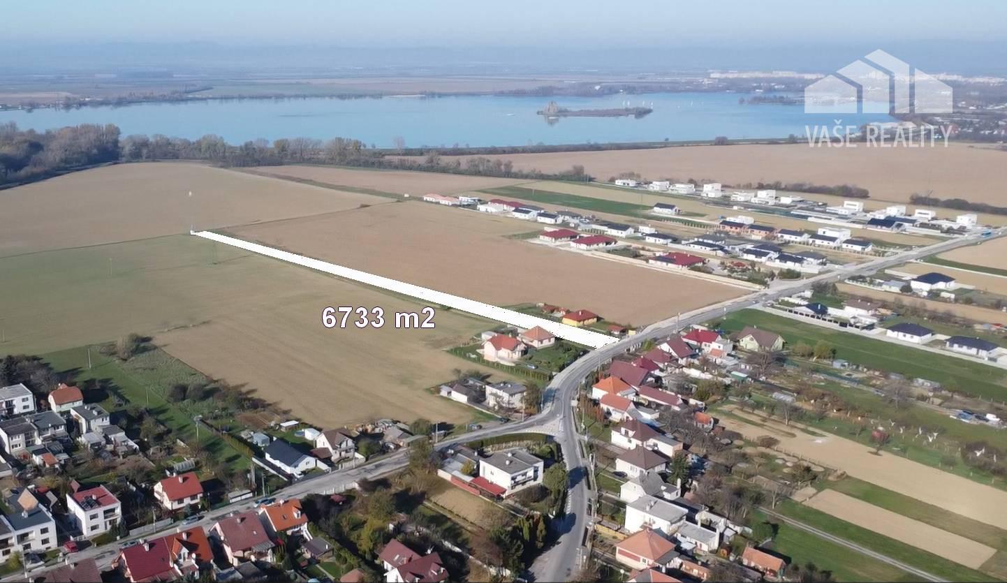 INVESTIČNÝ POZEMOK 6733 m² NA RD  – SOKOLOVCE (okres Piešťany)