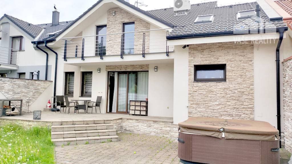 Priestranný 5-izbový rodinný dom s garážou, záhradou, vírivkou v tichej lokalite, Moravany nad Váhom