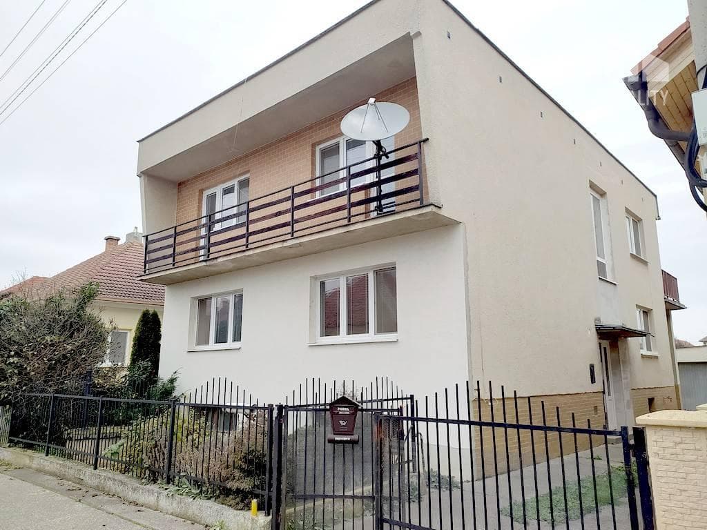 DVOJGENERAČNÝ DOM VO VRBOVOM – 270 m² + POZEMO355 m² | 169 000 €