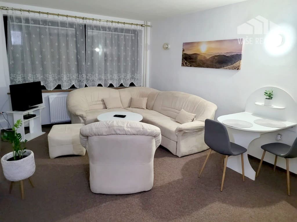 Prenájom 2 izbový byt s parkovaním Pod Párovcami, Piešťany.