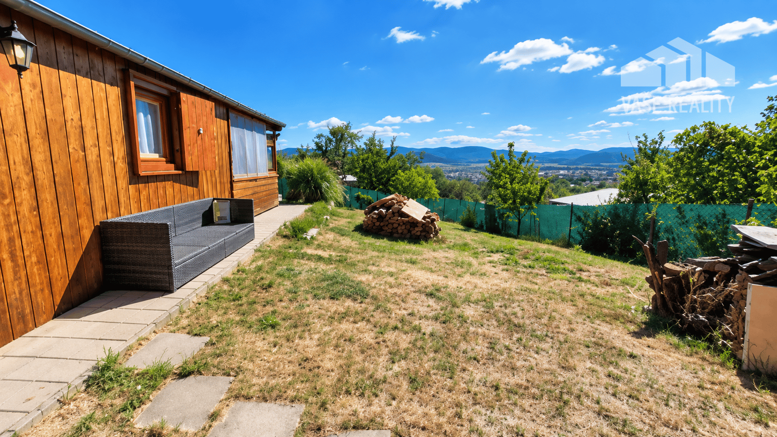 ** Na predaj záhradná chata s príslušenstvom, pozemkom 402 m² a krásnym výhľadom – Nové Mesto n/V **