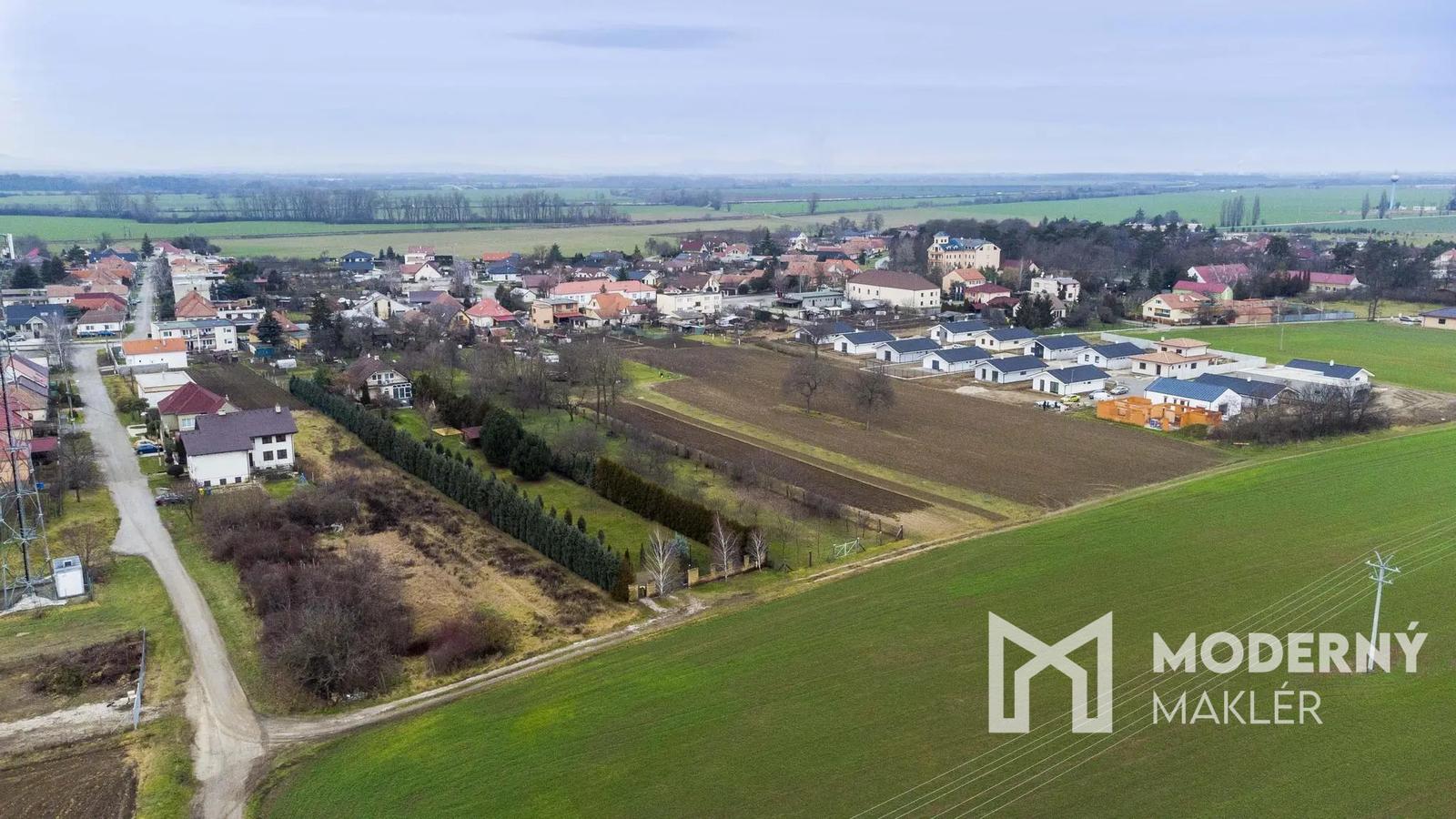 Na predaj investičný pozemok vhodný na výstavbu niekoľkých rodinných domov v obci Dolné Zelenice – fotka 2