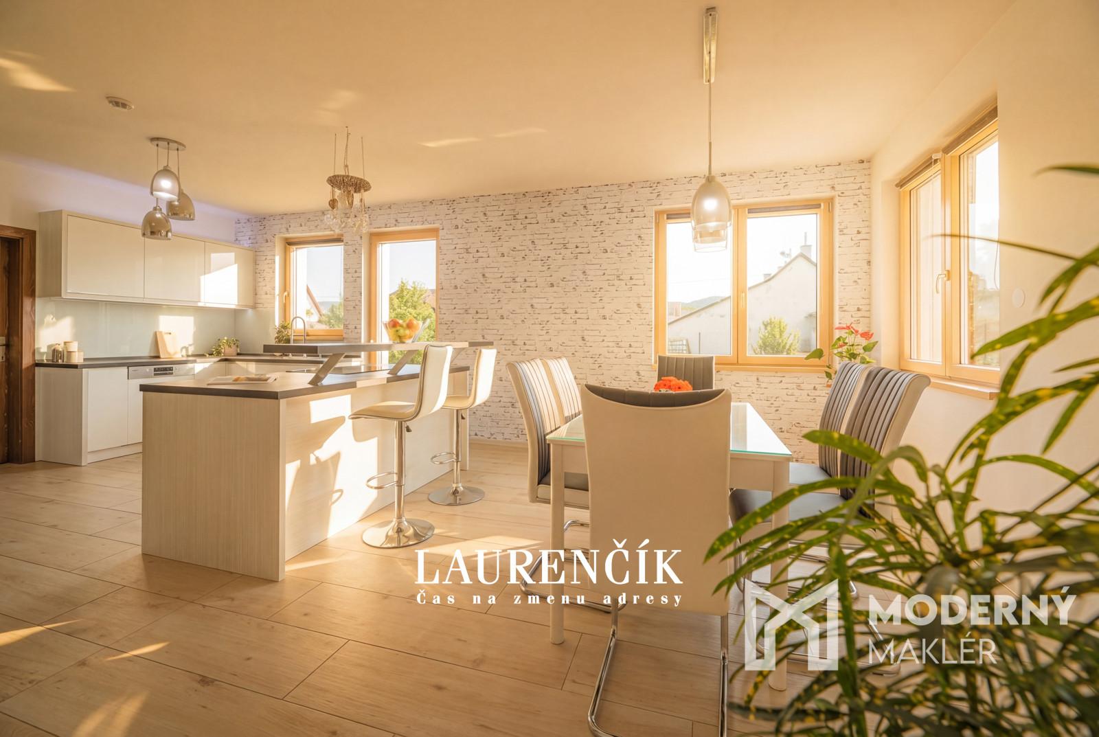 NA PREDAJ | NADŠTANDARTNÝ RODINNÝ DOM S 2533 M² POZEMKOM, PANORAMATICKÝM VÝHĽADOM A DVOJGARÁŽOU | ILAVA-KLOBUŠICE – fotka 2