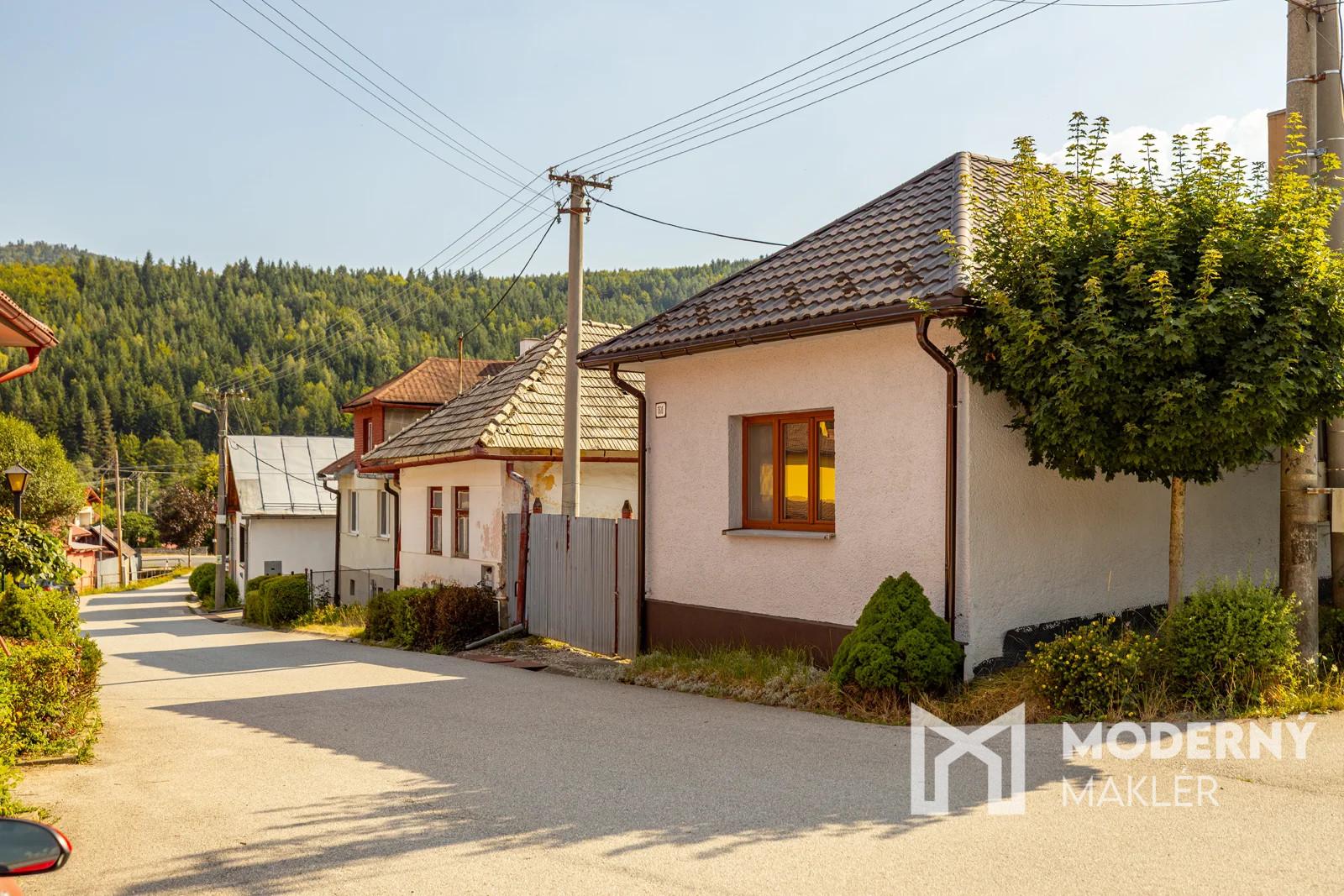 Na predaj priestranný vidiecky dom v obci Helcmanovce
