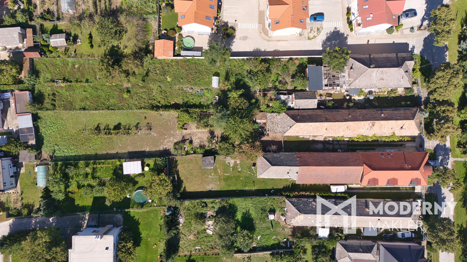 Na predaj pozemok so starším domom v obci Selice