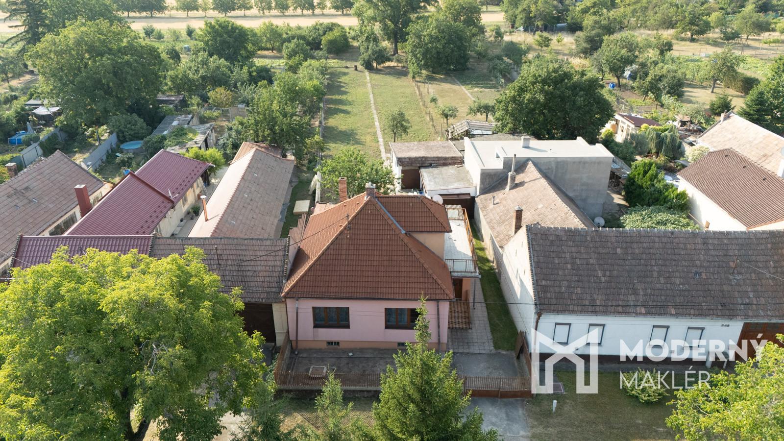 Na predaj priestranný 3-izbový rodinný dom v Suchej nad Parnou – fotka 2