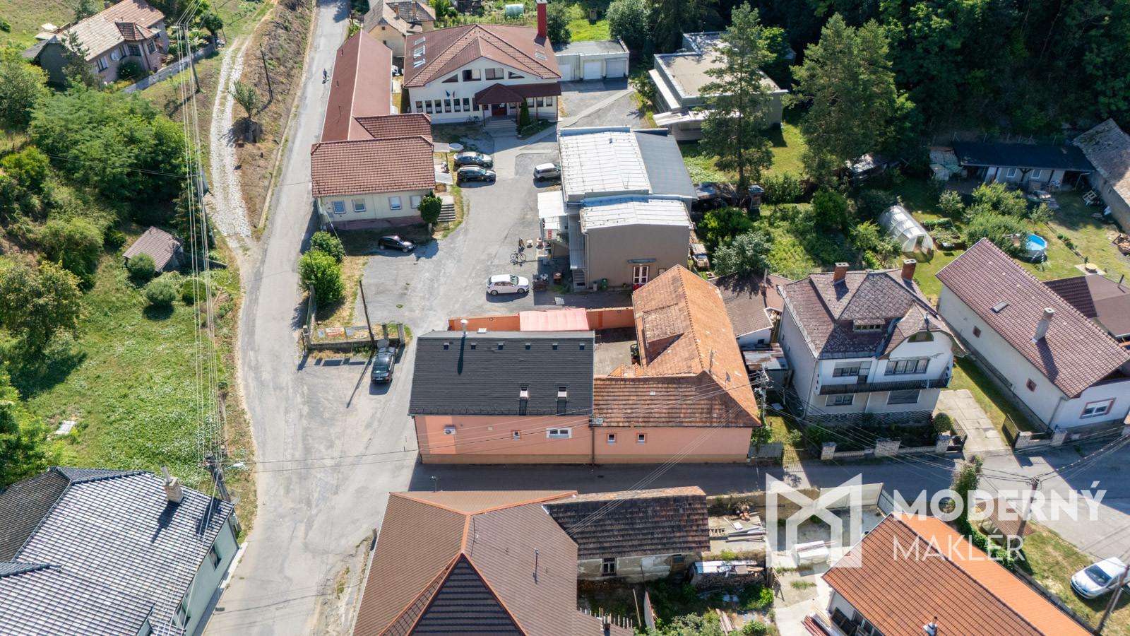 Na predaj rodinný dom s možnosťou okamžitého podnikania a priestranným bývaním v obci Hajnáčka – fotka 2