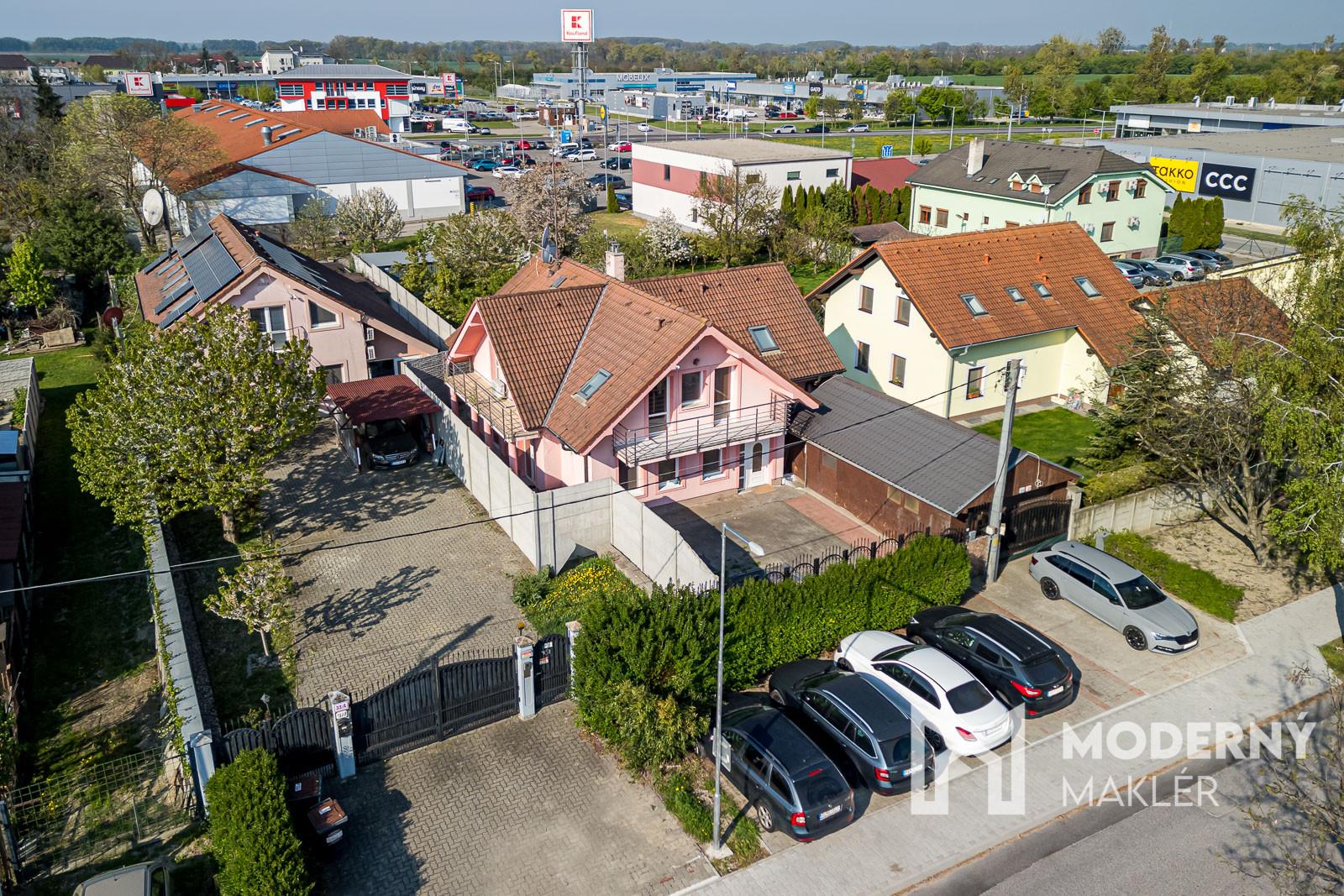 Na predaj 6-izbový rodinný dom s krásnou záhradou v Šamoríne – fotka 2