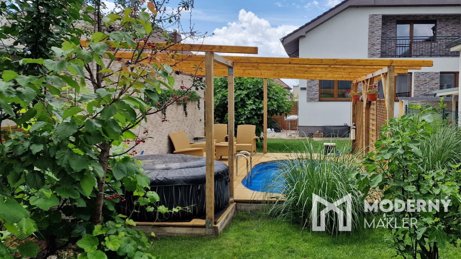 Na predaj rodinný dom s 2 bytovými jednotkami a bazénom blízko Senca