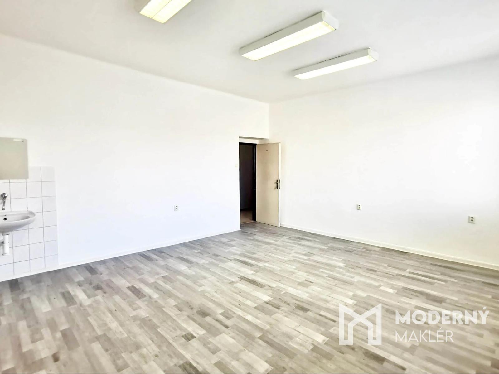 Na prenájom administratívny priestor o výmere 23,8m2 v Stupave – AB17