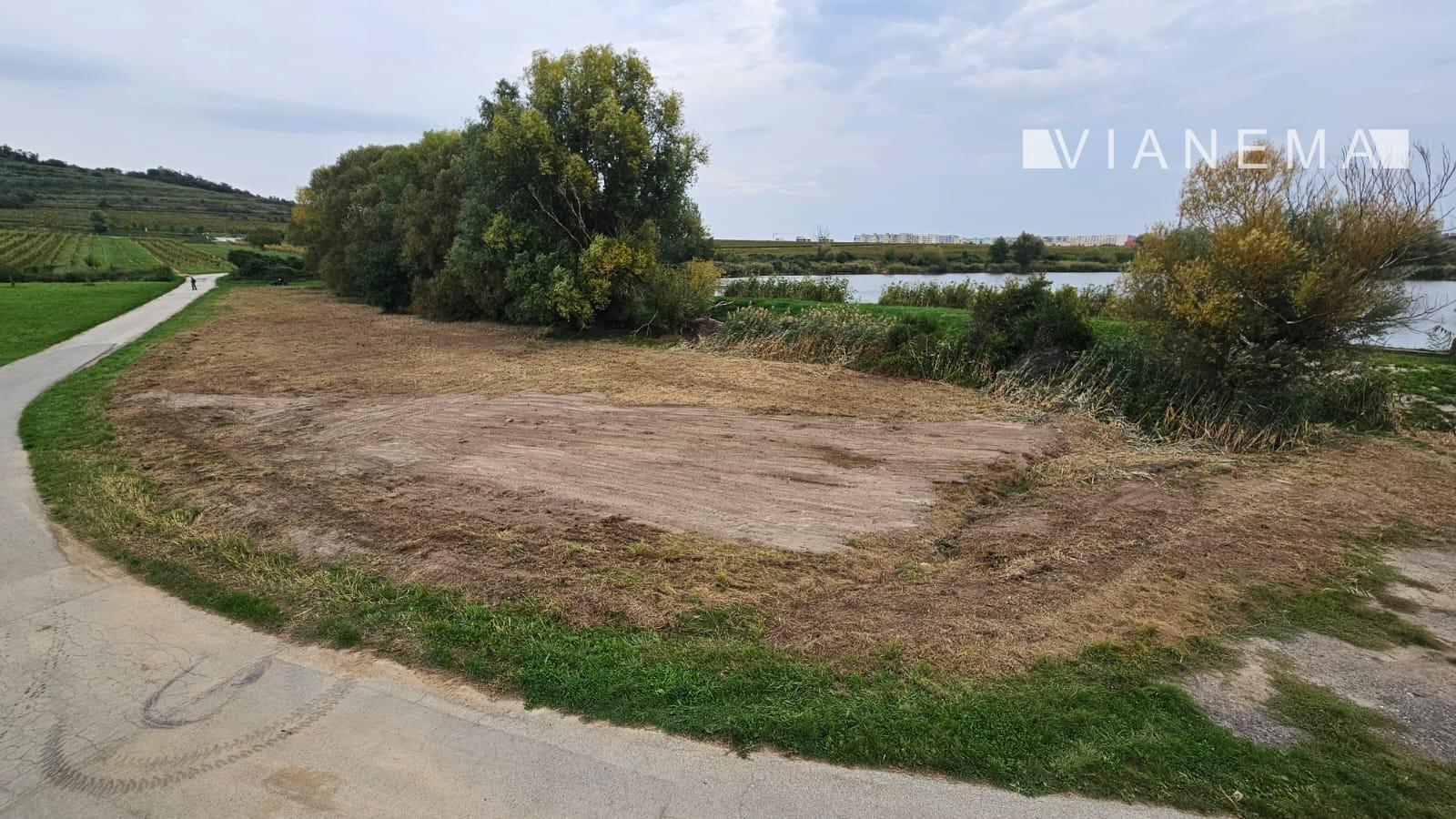 Nádherný pozemok pri vodnej nádrži Rozálka v Pezinku – fotka 2