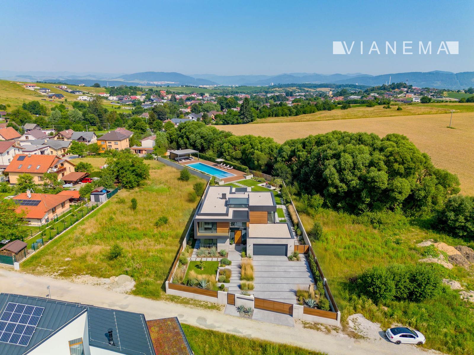 Na predaj stavebný pozemok na vilu aj podnikanie – 9837m²