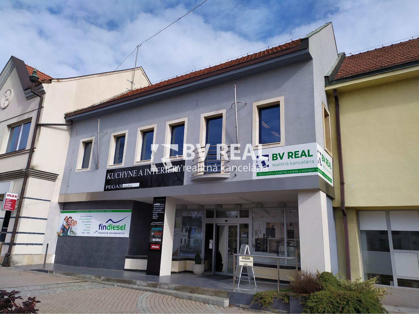 BV REAL na prenájom komerčné priestory 16 m2 Námestie slobody Prievidza BV2005