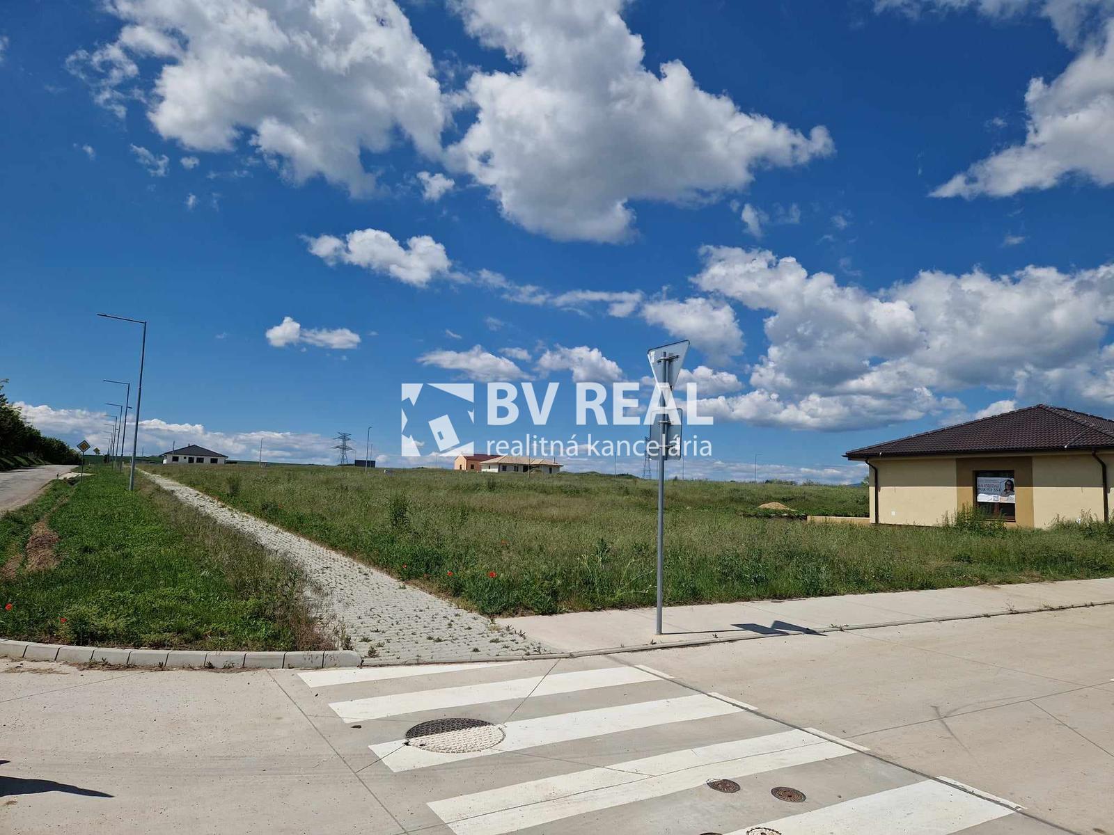 BV REAL Na predaj stavebný pozemok 714 m2 obec Čermany FM2023 – fotka 2