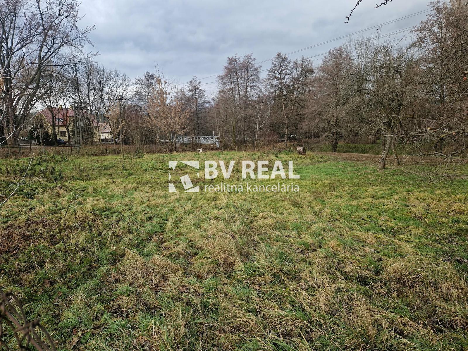BV REAL Na predaj stavebný pozemok 671 m2 Nováky FM2367